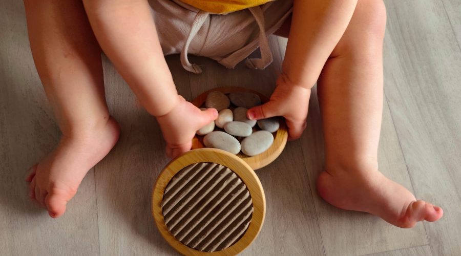 Un enfant en pleine exploration sensorielle.