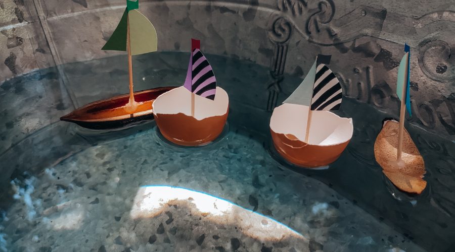Installation de jeux d'eau pour les tout-petits.