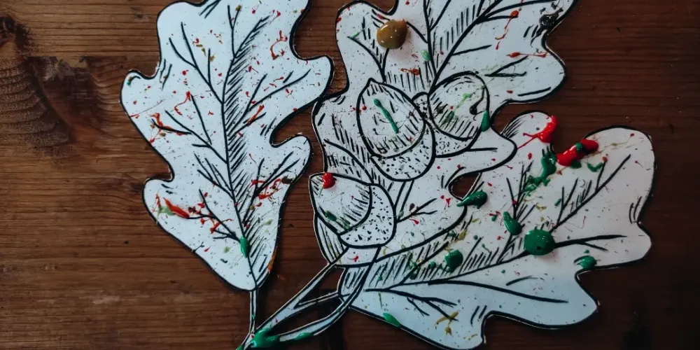 Atelier peinture : couleurs et matériel préparés sur la table.